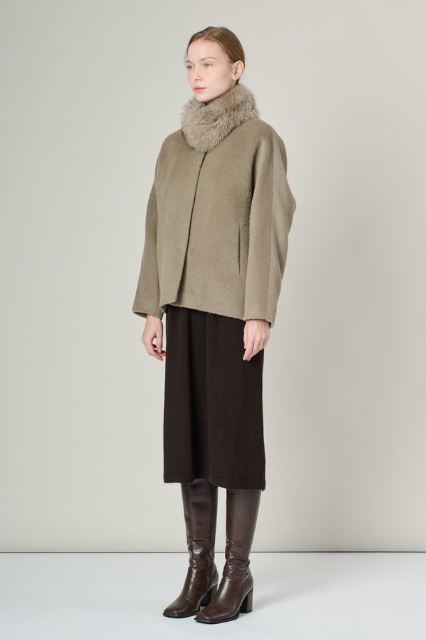 [24WT] 폭스퍼카라 알파카 프렌드 재킷은 부드러운 촉감과 두꺼운 두께감으로 겨울철 따뜻하게 착용할 수 있는 여성 자켓입니다. 클래식하고 엘레강스한 무드를 연출하며, 무지 디자인에 루즈핏으로 편안한 착용감을 선사합니다. 고급스러운 폭스퍼 카라 디테일과 내추럴 드레이핑 라인이 돋보이며, 울과 알파카 혼방 소재로 제작되었습니다. 오피스룩, 모임룩, 겨울 데일리룩 등 다양한 TPO에 활용할 수 있으며, 클래식, 미니멀, 시크한 스타일을 연출하기 좋습니다.
