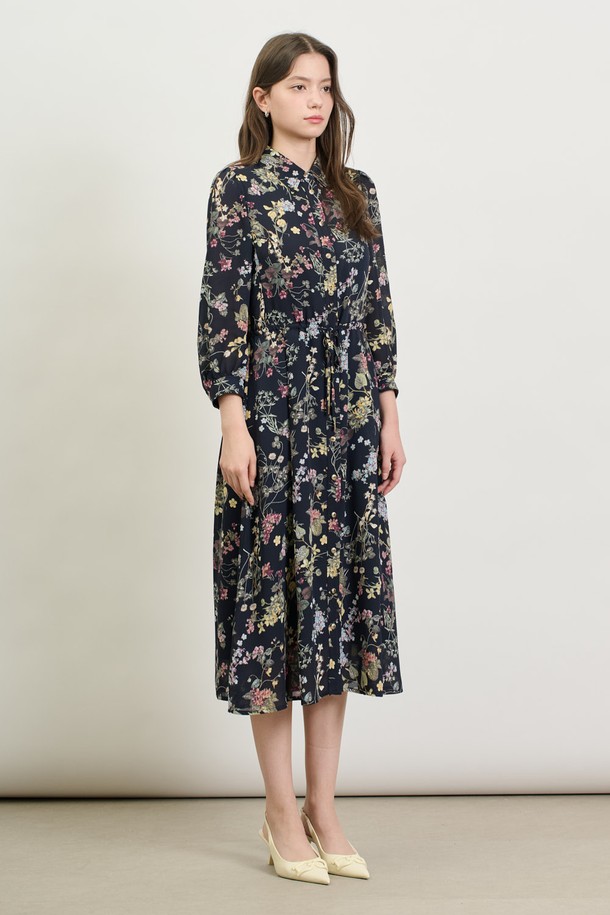 [25SP] 플로럴 프린트 원피스는 네이비 색상의 폴리에스터 소재로 제작되었으며, 봄에 어울리는 우아하고 엘레강스한 무드를 선사합니다. 허리 벨트와 소매 단추 디테일이 돋보이며, 부드럽게 퍼지는 실루엣과 슬림핏으로 여성스러운 매력을 더합니다. 플라워 패턴이 돋보이는 긴소매 플로럴 프린트 원피스로, 부드러운 촉감과 폴리에스터 안감으로 일상에서 편안하게 착용할 수 있습니다.
