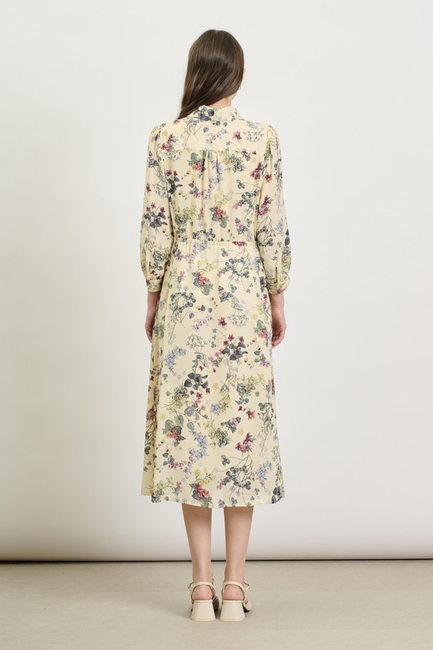 [25SP] 플로럴 프린트 원피스는 부드러운 폴리에스터 소재의 플로럴 원피스로, CREAM과 NAVY 색상으로 제공됩니다. 슬림핏 디자인에 벨트로 허리 조절이 가능하며, 긴소매와 소매 단추 디테일, 안감까지 갖춰 우아하고 로맨틱한 무드를 연출합니다. 봄 시즌 일상 또는 데이트룩으로 제격입니다.
