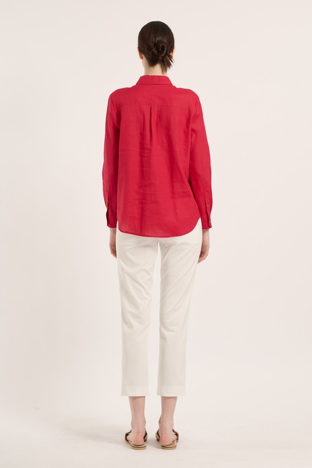 [25SM] 린넨 베이직 셔츠는 레드 색상의 여성용 셔츠로, 린넨과 면 혼방 소재로 제작되어 여름철에도 시원하고 쾌적하게 착용할 수 있습니다. 레귤러핏에 차이나칼라 디자인으로, 베이직하면서도 클래식한 스타일을 연출하며, 포켓 디테일과 롤업 가능한 긴 소매가 특징입니다. 얇고 부드러운 촉감의 무지 패턴 셔츠로, 일상복으로 활용하기 좋고 통기성이 우수하며 버튼으로 여밀 수 있습니다.
