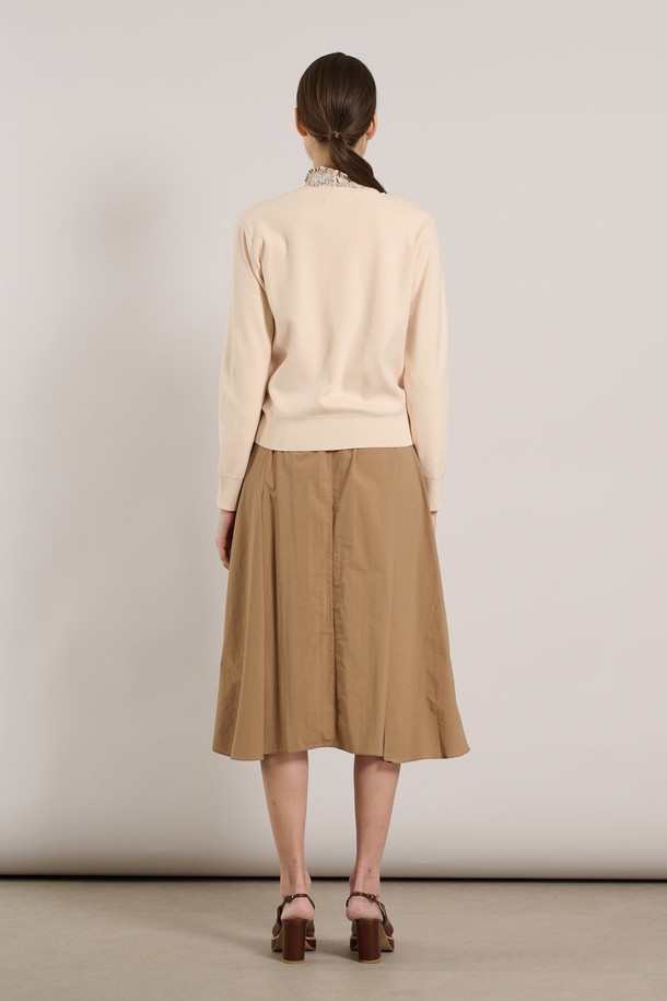 [25SS] 진주버튼 가디건은 부드러운 레이온, 폴리에스터, 나일론 혼방 소재로 제작되었으며, 라이트 베이지와 M VIOLET 색상으로 만나보실 수 있습니다. 우아하고 여성스러운 무드를 연출하는 이 가디건은 라운드넥 디자인에 진주 버튼 디테일을 더해 세련미를 강조했으며, 신축성이 뛰어나 편안한 착용감을 제공합니다. 밀도 있는 짜임과 아우터 및 탑 겸용으로 활용 가능한 디자인으로, 봄 시즌 데일리룩에 스타일을 더해보세요.
