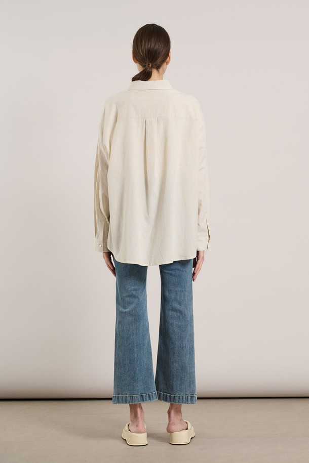 [25SS] 스트라이프 블라우스는 옐로우 색상의 은은한 스트라이프 패턴이 돋보이는 여성용 긴소매 블라우스입니다. 면과 폴리에스터 혼방 소재로 부드러운 촉감을 제공하며, 루즈핏 디자인으로 편안하게 착용 가능하고 힙선 기장으로 다양한 코디에 활용하기 좋습니다. 앞단작 단추 여밈 방식과 칼라 네크라인 디자인이 특징이며, 베이직한 스타일로 일상에서 부담 없이 즐겨 입을 수 있습니다.
