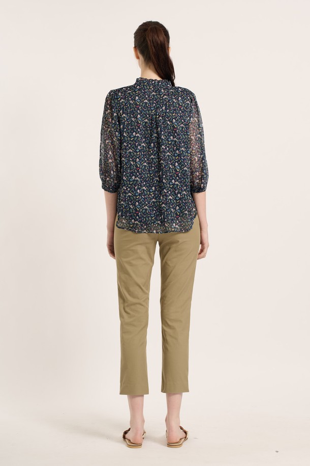 [25SM] 플로럴 프릴 블라우스는 네이비 색상의 시폰 소재로 제작된 여성용 블라우스입니다. 플라워 패턴과 프릴 디테일이 돋보이며, 7부 소매의 라운드넥 디자인으로 우아하고 클래식한 무드를 연출합니다. 얇고 부드러운 촉감으로 봄, 여름철 일상복으로 적합하며, 시스루 소재와 버튼 디테일이 더해져 여성스러운 매력을 더합니다.
