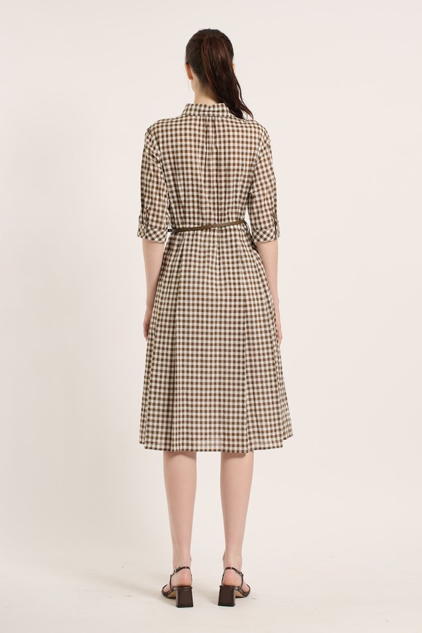 [25SU] 깅엄원피스는 브라운 색상의 체크 패턴이 돋보이는 여성용 깅엄 원피스입니다. 면, 폴리우레탄, 코튼 혼방 소재로 제작되었으며, 7부 소매와 플리츠 스커트 디자인이 특징입니다. 허리 벨트가 포함되어 슬림한 실루엣을 연출할 수 있으며, 칼라 네크라인과 버튼다운 디자인으로 클래식하면서도 엘레강스한 무드를 선사합니다.
