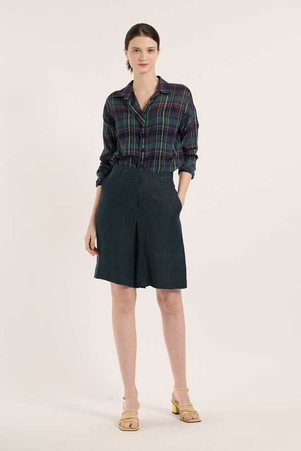 [25SU] 린넨 백 밴딩 쇼츠는 린넨 소재로 제작되어 시원하고 부드러운 착용감을 선사하며, 은은한 광택과 자연스러운 주름이 멋스러운 숏 기장의 여성용 루즈핏 밴딩 쇼츠입니다. 다크 그린 색상의 이 린넨 밴딩 쇼츠는 밴딩 디테일로 편안함을 더하고, 베이직하면서도 캐주얼한 스타일로 일상에서 활용하기 좋습니다. 얇은 두께로 봄, 여름 시즌에 적합합니다.
