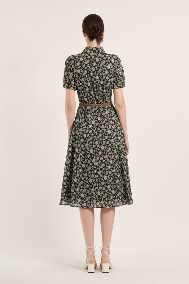 네이비 컬러의 [25SM] 프린트 벨티드 원피스는 봄, 여름 시즌에 어울리는 여성 의류입니다. 얇은 두께감의 플레어 A라인 실루엣으로, 셔츠 칼라와 반소매 디자인이 특징이며 플라워 패턴이 클래식하고 페미닌한 무드를 연출합니다. 허리 라인을 잡아주는 벨트가 포함되어 있어 더욱 세련된 핏을 완성합니다.
