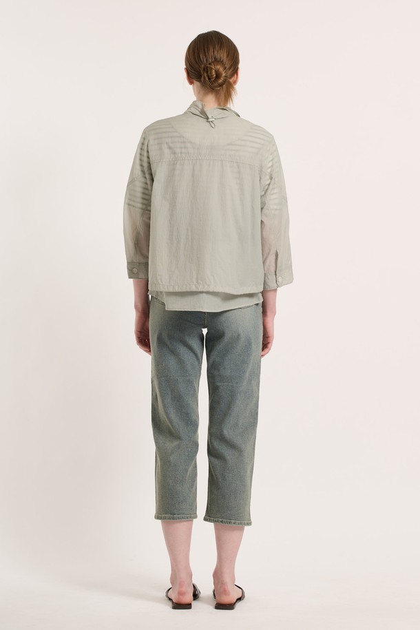 [25SU] 하이넥 투 포켓 점퍼는 가볍고 부드러운 나일론, 폴리에스터, 면 혼방 소재로 제작된 여성용 여름 아우터입니다. 루즈핏 디자인에 하이넥과 투 포켓 디테일을 더해 미니멀하면서도 모던한 스타일을 연출하며, 일상과 여행에서 편안하게 착용하기 좋습니다. 얇은 두께감으로 여름에도 부담 없이 즐길 수 있고, 라이트 그레이 색상이 돋보입니다.
