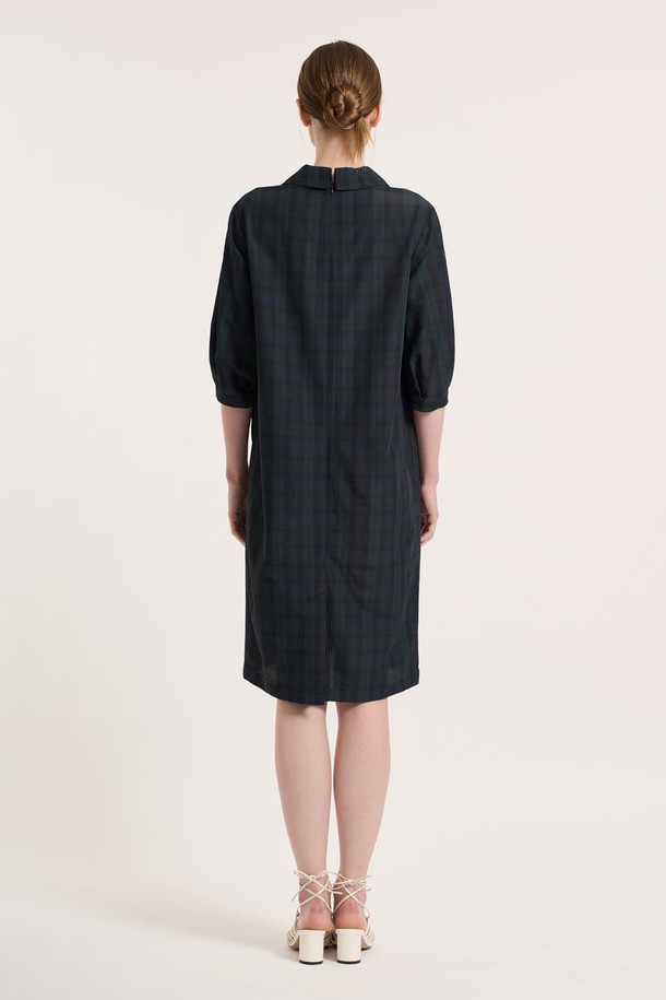 [25SU] 타탄 체크 원피스 - NAVY는 네이비 컬러의 클래식한 무드를 담은 여성용 7부 타탄 체크 원피스입니다. 폴리에스터, 나일론, 면 혼방 소재로 제작되었으며, 여유로운 핏과 소매 턱 디테일, 인 포켓 디자인이 특징입니다. 뒤 지퍼 클로징으로 편안하게 착용 가능하며, 일상복으로 좋은 여름 시즌 아이템입니다.
