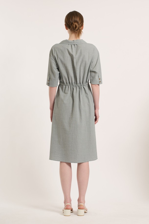 [25SU] 체크 패턴 벨티드 반소매 원피스는 가볍고 부드러운 소재로 제작되어 편안한 착용감을 선사하며, 라이트 그레이 색상에 우아하고 클래식한 체크 패턴이 돋보입니다. A라인 치마핏과 벨트 허리선 디자인으로 여성스러운 실루엣을 연출하며, 칼라 네크라인과 버튼 디테일이 더해져 고급스러운 분위기를 자아냅니다. 일상 생활에서 세련된 스타일을 완성할 수 있는 여름 시즌 여성용 반소매 원피스입니다.
