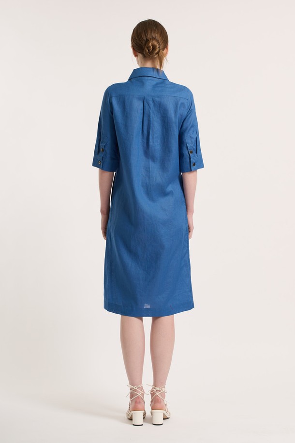 [25SU] 린넨 블렌드 원피스 - ROYAL BLUE B5M3G67057는 린넨과 면 혼방 소재로 제작되어 여름철에도 시원하고 쾌적하게 착용할 수 있는 여성용 7부 소매 원피스입니다. 로얄 블루 색상의 무지 패턴 디자인이 특징이며, 셔츠 칼라와 버튼 디테일, 포켓 디테일이 더해져 클래식하면서도 엘레강스한 무드를 연출합니다. 얇고 부드러운 촉감의 이 레귤러핏 원피스는 이중 소재 구성으로 착용감을 높였으며, 일상 생활에서 편안하게 입을 수 있습니다.
