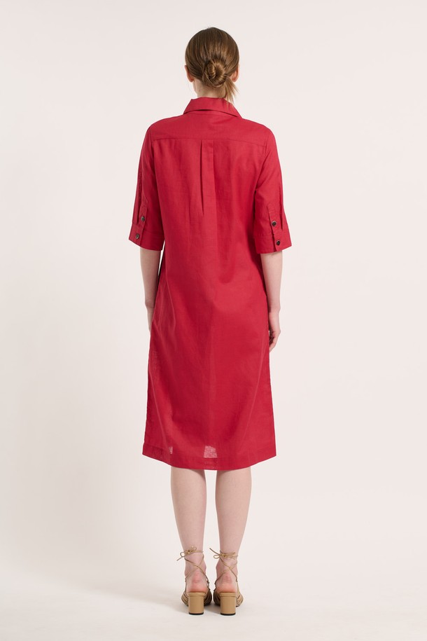 [25SU] 린넨 블렌드 원피스 - DARK RED는 여름철 데일리 또는 특별한 날에 어울리는 여성용 원피스입니다. 다크 레드 색상의 무지 패턴으로, 마와 면 혼방 소재로 제작되어 부드러운 촉감을 제공하며, 슬림핏과 7부 소매, 곡선형 칼라 디자인이 특징입니다. 면과 폴리에스터 안감, 버튼, 허리 절개선, 포켓 디테일이 더해진 클래식 스타일의 린넨 블렌드 원피스입니다.
