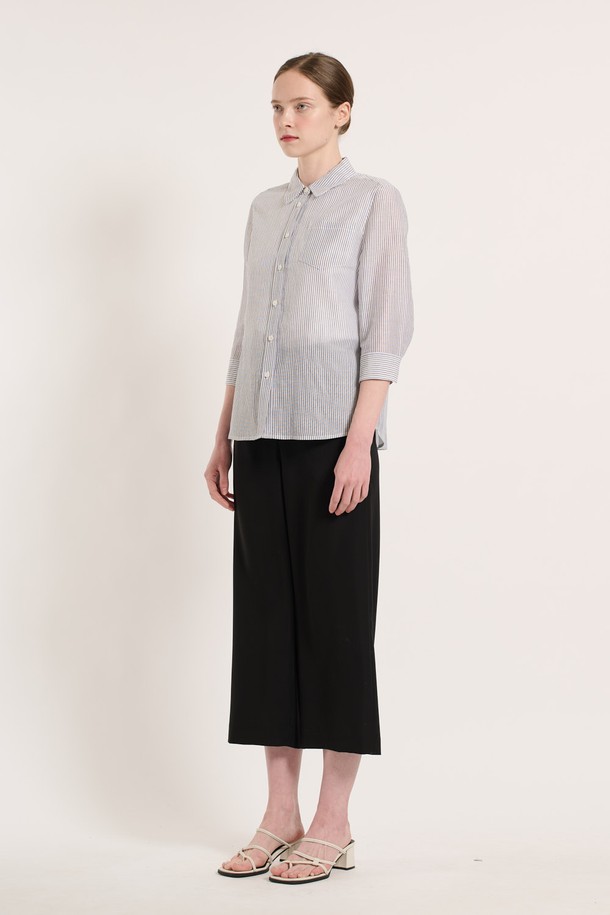 [25SU] 포켓 패치 스트라이프 셔츠는 여름철 일상에서 편안하게 입을 수 있는 여성용 긴소매 셔츠입니다. 가볍고 통기성이 좋은 마, 레이온, 면 혼방 소재로 제작되었으며, 산뜻한 라이트 블루 색상의 스트라이프 패턴이 돋보입니다. 실용적인 포켓 디테일과 자연스러운 레귤러 핏 실루엣으로 다양한 스타일 연출이 가능합니다.
