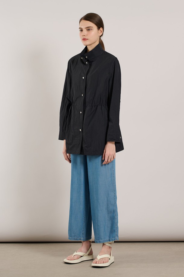 [25SU] 하이넥 사파리형 점퍼는 다크 네이비 색상의 여성용 간절기 아우터입니다. 면, 나일론 혼방 소재로 부드러운 촉감을 제공하며, 하이넥 디자인과 허리라인 스트링 디테일로 여성스러운 실루엣을 연출합니다. 가벼운 소재감의 레귤러 핏 점퍼로, 데일리 및 캐주얼 스타일로 활용하기 좋습니다.
