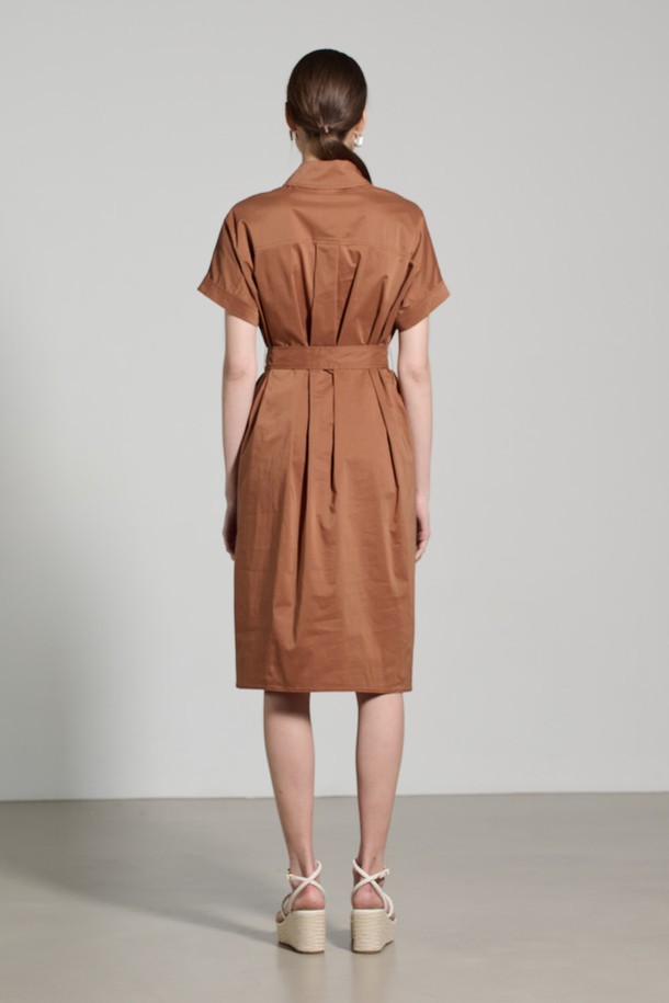 [25SU] 스탠카라 튜닉 원피스 - BRICK A5M3O67127은 면 70%와 폴리에스터 30% 혼방 소재로 제작된 여성용 여름 원피스입니다. 브릭 색상의 스탠드칼라 디자인과 허리 벨트, 버튼 디테일이 돋보이며, 편안한 핏과 살짝 드롭되는 반소매 디자인이 세련된 무드를 연출합니다. 데일리룩으로 활용하기 좋은 무지 패턴의 튜닉 스타일 원피스입니다.
