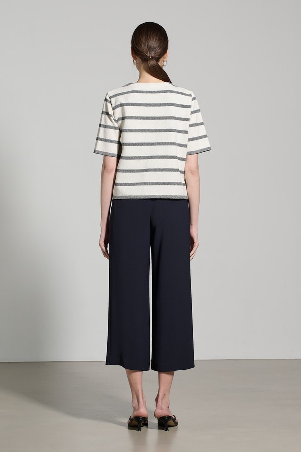 [25SU] 모던 스트라이프 가디건은 깔끔한 아이보리 톤과 조직감 있는 편직이 돋보이는 여성용 반소매 니트입니다. 부드러운 면, 폴리에스터, 나일론 혼방 소재로 제작되어 촉감이 좋으며, 박시한 핏으로 여유로운 실루엣을 연출합니다. 라운드넥 디자인에 스트라이프 패턴이 더해져 모던한 무드를 자아내며, 다양한 이너와 레이어링하여 일상에서 활용하기 좋습니다.
