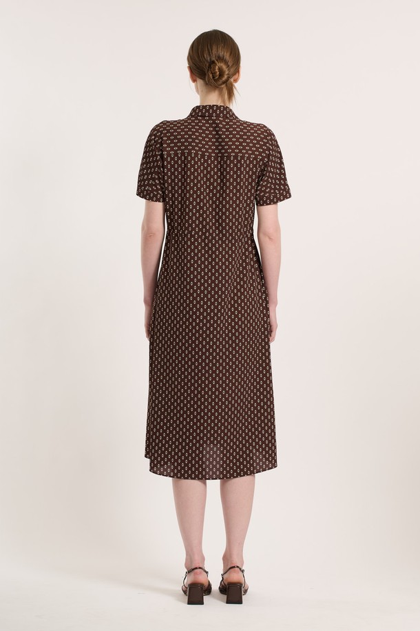 에스닉 프린팅이 돋보이는 [25SU] 에스닉 프린팅 벨티드 원피스 - BROWN B5M5O69074는 여성스러운 무드를 연출하며, 부드럽게 떨어지는 실루엣이 특징입니다. 폴리에스터 소재로 제작되어 부드러운 촉감을 자랑하며, 에스닉 패턴과 프린팅이 조화롭게 어우러져 세련된 스타일을 완성합니다. 벨트 디테일과 카라 디자인이 더해진 반소매 레귤러핏 원피스로, 일상에서 편안하면서도 돋보이는 룩을 연출할 수 있습니다.
