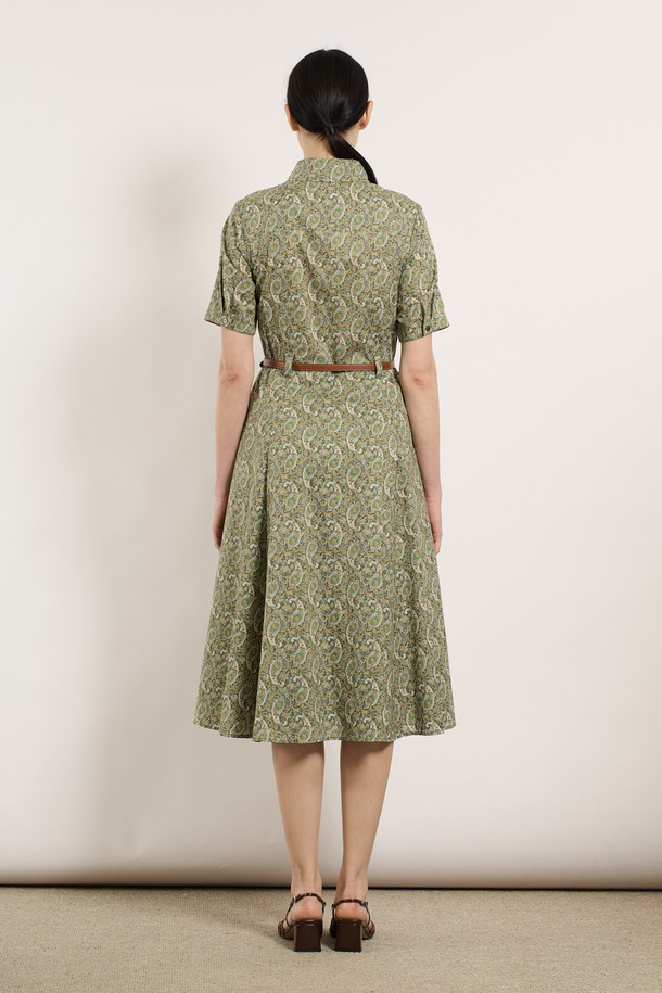 [25SU] 페이즐리 패턴 원피스는 부드러운 면 소재와 허리 벨트, 고급스러운 버튼 디테일이 돋보이는 여성용 서스펜더 원피스입니다. 카키 색상의 페이즐리 패턴이 세련된 무드를 더하며, 슬림한 핏으로 다양한 체형에 잘 어울립니다. 통기성이 뛰어나 여름철 데일리룩은 물론 특별한 날에도 편안하게 착용할 수 있습니다.
