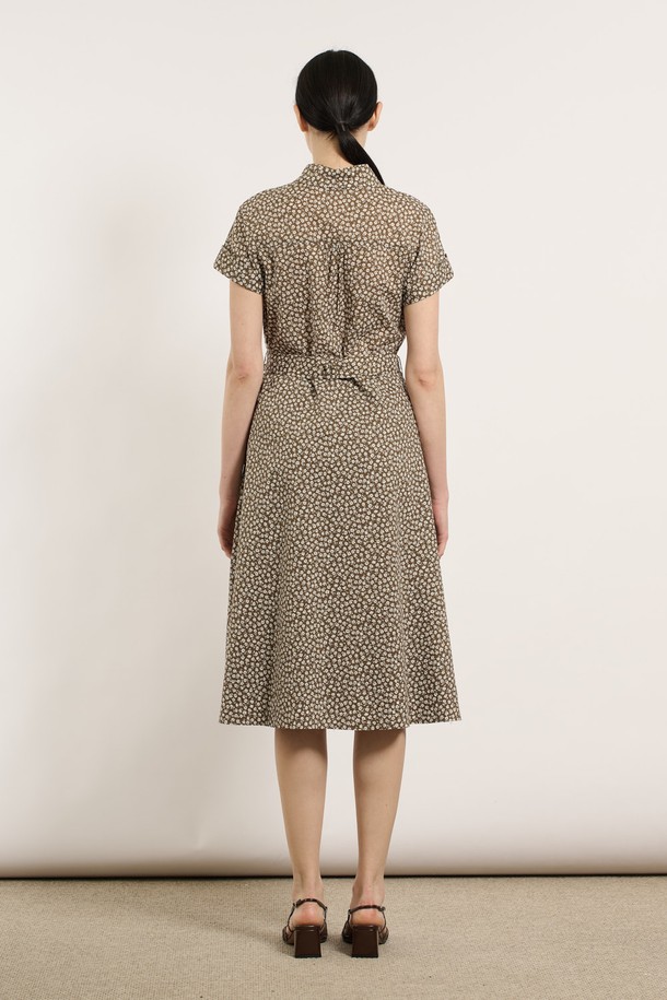 [25SU] 스몰 플라워 프린팅 원피스는 브라운 또는 네이비 컬러의 면 소재로 제작되어 여름철 데일리룩에 적합합니다. A라인 실루엣과 플라워 패턴이 우아하면서도 캐주얼한 분위기를 연출하며, 허리 리본 디테일과 독특한 소매 디자인으로 포인트를 더했습니다. 활동성을 높인 디자인으로 편안하게 착용할 수 있는 반소매 원피스입니다.
