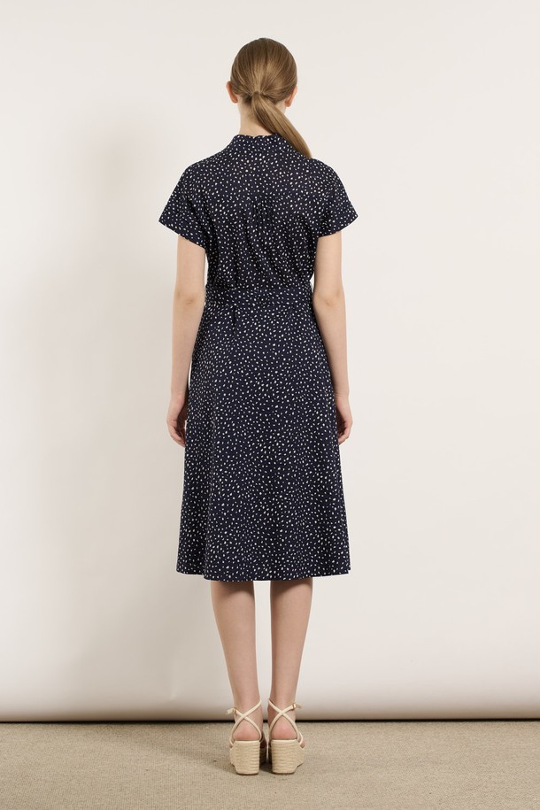 [25SU] 스몰 플라워 프린팅 원피스는 네이비 색상의 잔잔한 플라워 패턴이 돋보이는 여성용 여름 원피스입니다. 면 소재로 얇고 부드러운 촉감을 자랑하며, 셔츠칼라와 반소매 디자인으로 우아하고 클래식한 무드를 연출합니다. 허리 라인을 강조하는 디자인과 자연스럽게 퍼지는 A라인 실루엣, 벨트 디테일까지 더해져 일상 또는 데이트룩으로 제격입니다.
