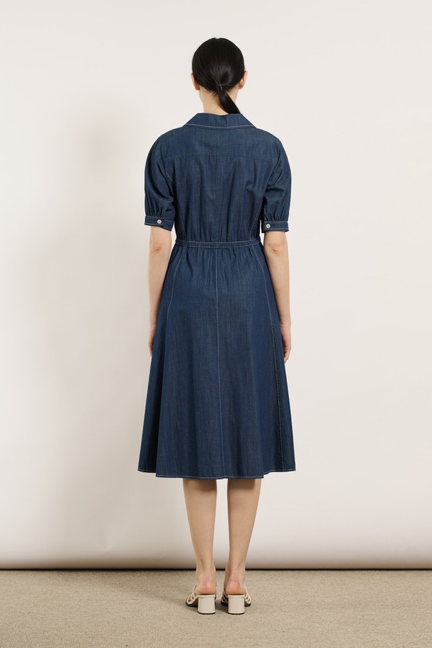 [25SU] 더블 카라 데님 원피스는 클래식하면서 캐주얼한 무드를 연출하며, 일상이나 모임에 활용하기 좋습니다. 인디고 컬러의 면 소재로 제작되었으며, 더블 카라와 버튼 다운 스타일이 특징입니다. 소매 절개 라인 및 허리 셔링 디테일, 우아한 핏이 돋보이는 반소매 여름 데님 원피스입니다.
