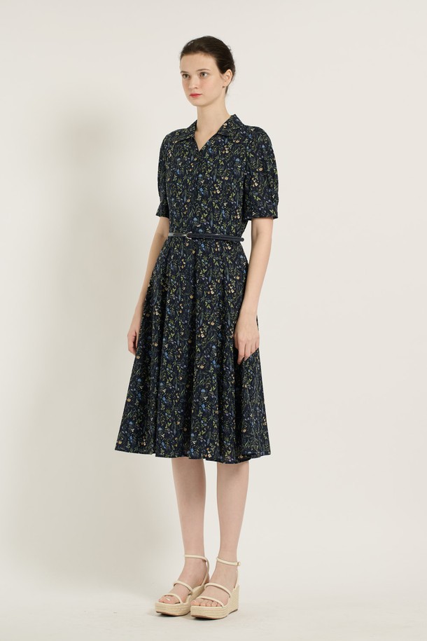 [25SU] 플라워 엠보 원피스는 여성스러운 실루엣을 연출하는 네이비 컬러의 플라워 엠보 원피스입니다. 면과 폴리에스터 혼방 소재로 제작되어 편안한 착용감을 선사하며, A라인 핏과 반소매 디자인으로 시원하고 우아한 분위기를 자아냅니다. 벨트 디테일과 엠보싱 텍스처가 더해져 밋밋하지 않게 포인트를 주며, 안감이 있어 비침 걱정 없이 여름철 일상에서 활용하기 좋습니다.
