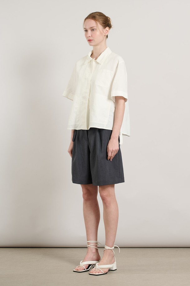 [25SU] 반소매 셔츠카라 린넨 자켓 - WHITE A5M4J13910은 여름철 시원하게 착용 가능한 여성용 린넨 자켓입니다. 셔츠형 카라와 버튼 여밈 방식으로 깔끔한 디자인을 연출하며, 레귤러핏과 레귤러 기장으로 편안한 착용감을 제공합니다. 얇은 두께감과 뻣뻣한 린넨 소재 특유의 질감으로 미니멀하고 베이직한 스타일을 완성합니다.
