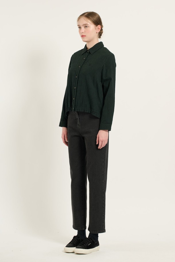 [24WT] 체크 스트링 블라우스는 여성용 블라우스로, 세련된 스타일을 연출합니다. 그린과 레드 두 가지 색상으로 출시되었으며, 겨울철 일상복으로 활용하기 좋습니다. 면과 모 혼방 소재로 제작되어 부드러운 촉감을 선사하며, 레귤러핏에 셔츠 칼라 디자인입니다. 허리 및 밑단 스트링 디테일로 핏 조절이 가능하여, 데이트룩, 겨울 데일리룩, 모임룩 등 다양한 TPO에 활용할 수 있습니다. 클래식, 미니멀, 로맨틱 스타일을 즐겨 입는 분들께 추천합니다.
