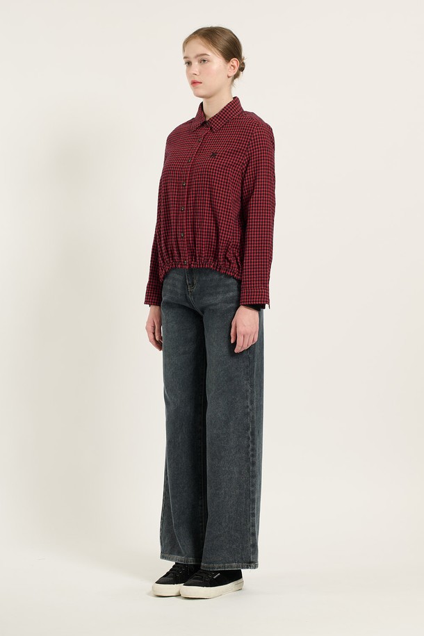 [24WT] 체크 스트링 블라우스는 세련된 무드의 여성 블라우스입니다. 면과 모 혼방의 부드러운 소재로 제작되어 겨울철에도 따뜻하게 착용할 수 있습니다. 칼라넥 라인에 긴 소매 기장이며, 밑단 스트링과 허리 스트링 디테일로 스타일과 핏을 조절할 수 있습니다. 체크 패턴이 돋보이며, 레드와 그린 두 가지 컬러로 만나보실 수 있습니다. 데일리룩, 모임룩, 데이트룩 등 다양한 TPO에 클래식, 미니멀, 캐주얼 스타일로 연출하기 좋습니다.
