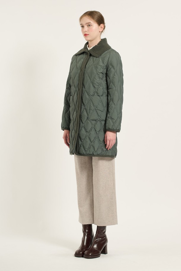 [24WT] 니트 블록 퀼팅 구스 다운 - PETROL (페트롤) B4D9F80347은 모던하고 클래식한 무드의 여성용 구스다운 아우터입니다. 겨울철 데일리룩에 적합하며, 롱 기장의 레귤러핏으로 디자인되었습니다. PETROL(페트롤)과 BROWN(브라운) 두 가지 색상으로 출시되었으며, 니트 블록 퀼팅 디테일이 특징입니다. 부드러운 촉감의 폴리에스터, 모, 나일론, 캐시미어 혼방 소재로 제작되었으며, 구스다운 충전재(솜털 80%, 깃털 20%)를 사용하여 보온성을 높였습니다. 긴 소매와 집업 여밈 방식, 양쪽 포켓 디테일로 실용성을 더했습니다.
