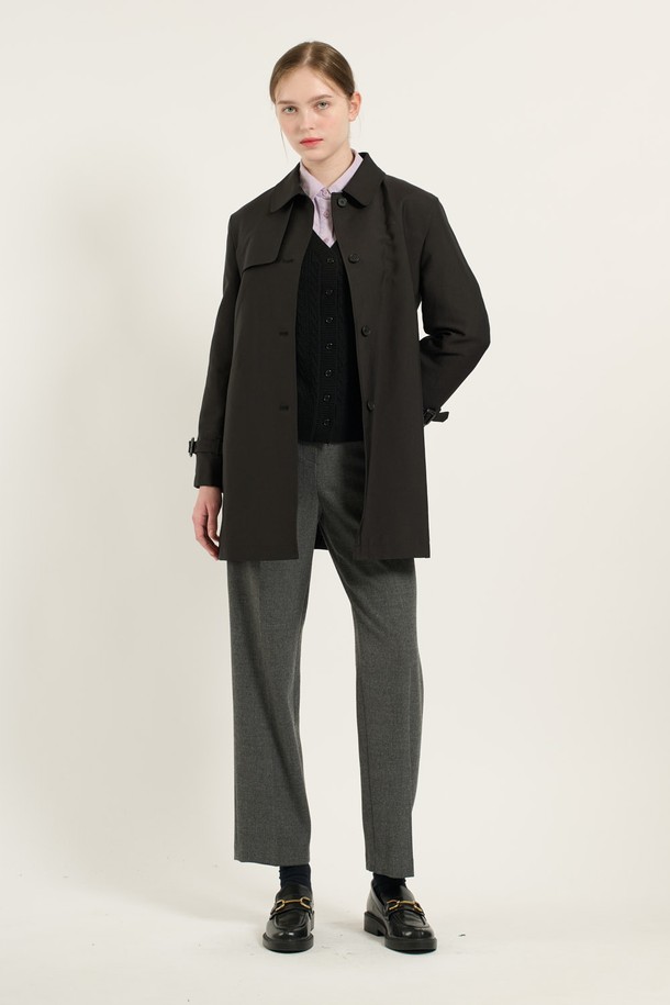 [24WT] 벨티드 라이너 트렌치 코트 - BLACK B4D9N70199는 여성용 트렌치 코트로, 가을, 겨울, 초봄에 착용하기 좋습니다. 블랙과 다크베이지 두 가지 색상으로 출시되었으며, 미디엄 기장의 레귤러핏으로 클래식하고 미니멀한 스타일을 연출합니다. 버튼과 벨트 여밈 방식에, 벨트 디테일과 소매 버클 디테일이 더해져 세련된 느낌을 줍니다. 안감에는 내부 라이너가 부착되어 실용적인 보온성을 제공하며, 출근룩, 오피스룩, 겨울 데일리룩에 모두 잘 어울립니다.
