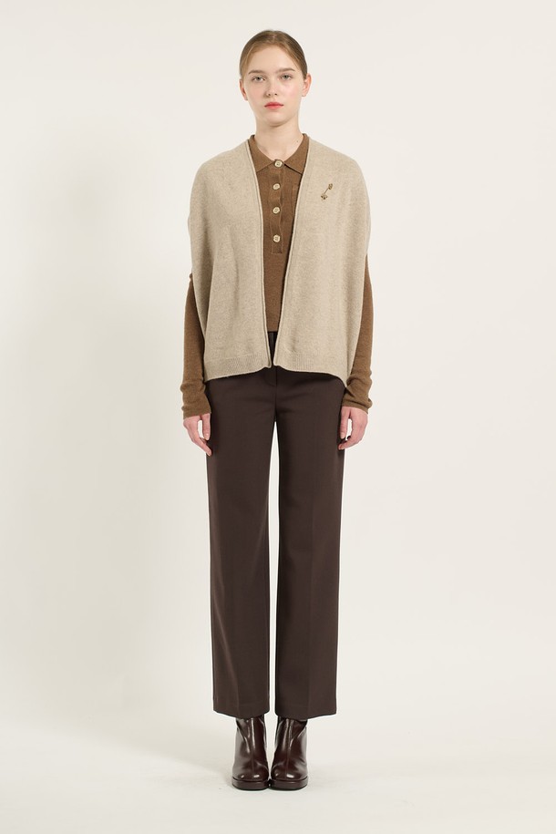 [24WT] 홀가먼트 베스트 - LIGHT BEIGE B4D9K50571는 부드러운 촉감의 모 90%, 캐시미어 10% 혼방 소재로 제작된 여성용 베스트입니다. 간절기에 착용하기 좋으며, 미니멀하고 베이직한 스타일을 연출할 수 있습니다. 브이넥 디자인에 얇은 두께감으로 가볍게 걸칠 수 있으며, 전면 중앙의 탈부착 가능한 브로치 디테일이 특징입니다. 목이 답답하지 않아 편안하며, 유연한 짜임으로 자연스러운 핏을 선사합니다. 데이트룩, 카페룩, 모임룩 등 다양한 TPO에 클래식하면서도 미니멀한 스타일을 더할 수 있습니다.
