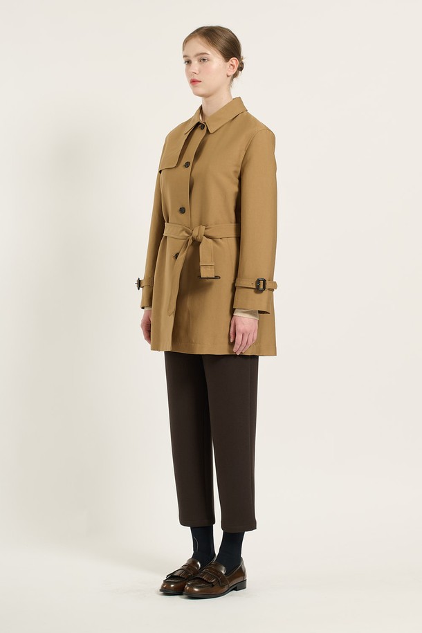 [24WT] 벨티드 라이너 트렌치 코트 - 다크 베이지 B4D9N70173는 여성용 아우터로, 간절기에 착용하기 좋은 트렌치 코트입니다. 다크 베이지와 블랙 두 가지 색상으로 제공되며, 클래식한 디자인과 무지 패턴이 특징입니다. 레귤러핏으로 제작되었으며, 허리 벨트와 소매 버클 디테일, 클래식한 버튼, 라이너를 포함하여 보온성과 스타일을 모두 갖췄습니다. 폴리에스터, 레이온, 폴리우레탄 혼방 소재로 부드러운 촉감을 선사하며, 일상 및 격식 있는 자리에 모두 잘 어울립니다. 오피스룩, 모임룩, 데이트룩 등 다양한 TPO에 맞춰 클래식, 미니멀, 시크한 스타일을 연출할 수 있습니다.

