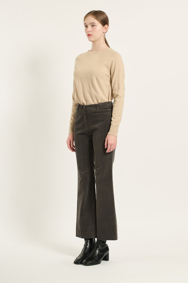 [24WT] 코듀로이 부츠컷 팬츠 - DARK GRAY B4D9P30217는 부드러운 촉감과 은은한 광택감이 돋보이는 여성용 코듀로이 부츠컷 팬츠입니다. 다크 그레이 컬러, 하이웨스트 핏으로 데일리 및 캐주얼 룩에 활용하기 좋으며, 다리가 길어 보이는 실루엣을 연출합니다. 면, 폴리우레탄, 코듀로이 혼방 소재로 제작되었으며, 허리를 단단하게 잡아주는 착용감을 선사하여 겨울철 따뜻하고 스타일리시하게 연출할 수 있습니다.
