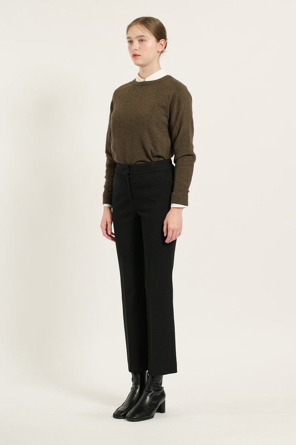 **[24WT] 스판 부츠컷 팬츠 - BLACK B4D9P37199**는 여성 고객을 위한 겨울철 필수 아이템입니다. 시크하고 클래식한 스타일을 연출하며, 일상, 오피스룩, 모임룩 등 다양한 TPO에 활용 가능합니다. 블랙과 M 그레이 두 가지 색상으로 만나볼 수 있으며, 다리를 길고 슬림하게 연출해 주는 부츠컷 핏이 특징입니다. 폴리우레탄과 레이온 혼방 소재로 제작되어 유연한 촉감과 뛰어난 활동성을 제공하며, 내구성과 형태 유지력 또한 우수합니다.
