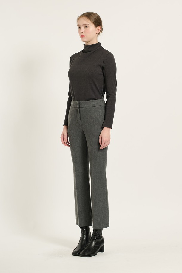 [24WT] 스판 부츠컷 팬츠 - M GRAY (B4D9P37116)는 여성용 부츠컷 팬츠입니다. M GRAY 컬러로, 겨울철 데일리룩, 오피스룩, 모임룩에 모두 잘 어울리는 클래식, 미니멀, 시크 스타일의 바지입니다. 폴리우레탄과 레이온 혼방 소재로 제작되어 높은 스판성을 자랑하며, 허리부터 허벅지까지 슬림하게 잡아주는 핏으로 다리가 길어 보이는 효과를 줍니다. 무릎 아래로 자연스럽게 퍼지는 부츠컷 실루엣으로 편안하면서도 세련된 스타일을 연출할 수 있습니다.
