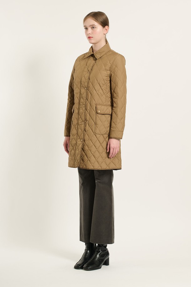 [24WT] 클래식 롱 퀼팅 - 브라운 B4D9R15274는 여성용 아우터로, 가을과 겨울에 어울리는 퀼팅 점퍼입니다. 베이직하고 클래식한 스타일의 슬림핏 롱 기장으로, 브라운 컬러가 돋보입니다. 부드러운 폴리에스터 소재에 두꺼운 두께감으로 포근함을 더하고, 단추 여밈 방식과 긴 소매 디자인으로 보온성을 높였습니다. 일상과 산책룩에 모두 잘 어울리며, 포켓 디테일과 가벼운 착용감, 풍성한 볼륨감을 갖춘 실용적인 아이템입니다.
