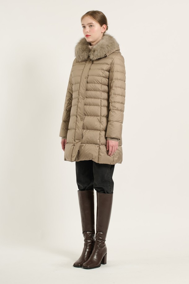 [24WT] 폭스퍼 카라 구스 다운은 부드러운 촉감의 폴리에스터, 모, 나일론, 캐시미어, 천연모피 등 다양한 소재로 제작된 여성용 구스다운입니다. 겨울철 데일리룩을 위한 모던하고 우아한 스타일을 연출하며, 롱 기장의 레귤러핏으로 편안하게 착용할 수 있습니다. 베이지 및 다크그레이 컬러로 출시되었으며, 무지 패턴에 버튼 여밈 방식입니다. 풍성한 폭스퍼 카라 디자인과 구스다운 충전재, 양쪽 포켓으로 보온성을 높였으며 가벼운 착용감을 선사합니다.
