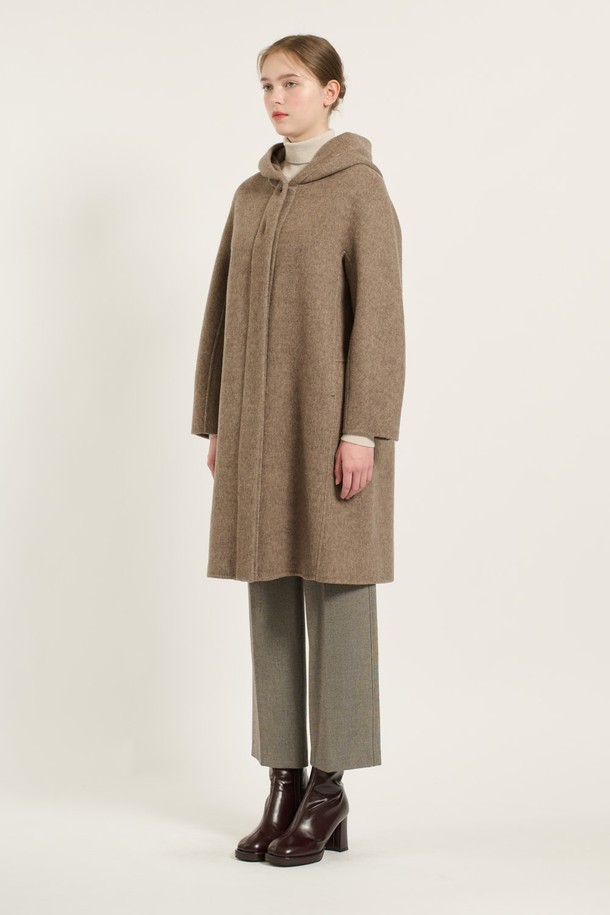 따뜻하고 세련된 겨울 데일리룩을 완성해 줄 [24WT] 후드 롱 코트입니다. 부드러운 울, 캐시미어, 폴리에스테르 혼방 소재로 제작되어 포근한 착용감을 선사하며, 롱 기장과 루즈핏으로 편안하면서도 우아한 스타일을 연출합니다. M BROWN 컬러는 고급스러운 분위기를 더하고, 깨끗하게 떨어지는 라인과 스타일리시한 소매 디테일, 실용적인 포켓으로 실용성을 높였습니다. 클래식하면서도 미니멀한 디자인으로 다양한 룩에 매치하기 용이하며, 추운 날씨에도 따뜻하고 세련된 스타일을 유지할 수 있습니다.
