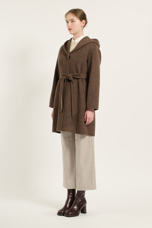 [24WT] 숄 후드 핸드메이드 코트 - M BROWN (B4DAH86379)는 겨울철 여성 데일리룩을 위한 아우터입니다. 브라운 및 그린 컬러로 출시되었으며, 캐주얼, 클래식, 미니멀 스타일을 연출할 수 있습니다. 롱 기장의 슬림핏 핸드메이드 코트로, 부드러운 촉감과 두꺼운 두께로 보온성을 높였습니다. 속 후드 디자인과 벨트 디테일이 돋보이며, 모, 폴리에스터, 캐시미어, 나일론, 면, 레이온, 아크릴 등 다양한 소재를 사용하여 제작되었습니다.
