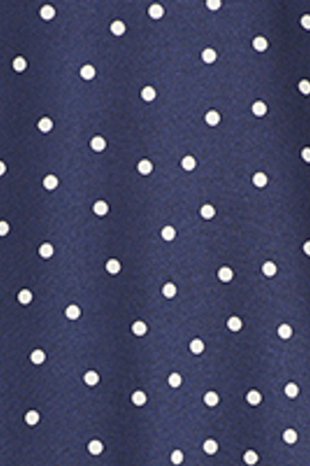 [24FA] 도트프린트 슬리브리스 원피스는 네이비 색상의 폴리에스터 소재로 제작되었으며, 우아한 무드를 연출합니다. 슬림한 상단 실루엣과 풍성한 볼륨감의 스커트가 특징이며, 도트 패턴이 돋보입니다. 벨트 옵션이 포함되어 있고, 안감은 2겹으로 되어있어 데일리룩은 물론 격식 있는 자리에도 잘 어울리는 슬리브리스 원피스입니다.
