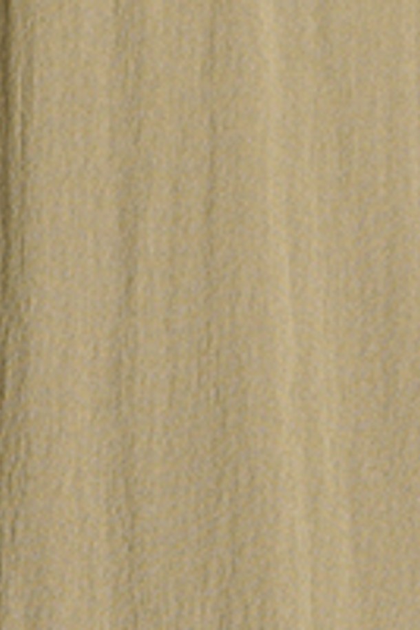 [24FA] 벨티드 핏앤플레어 원피스는 고급 소재를 사용하여 제작되었으며, 카키 색상의 우아하고 클래식한 무드를 선사합니다. 셔츠카라 디자인과 벨트 디테일이 돋보이며, 벨트는 조절이 가능하여 슬림한 상단 실루엣과 플레어 치마핏을 연출할 수 있습니다. 데일리룩은 물론 특별한 자리에도 잘 어울리는 봄, 가을 시즌 여성용 반소매 원피스입니다.
