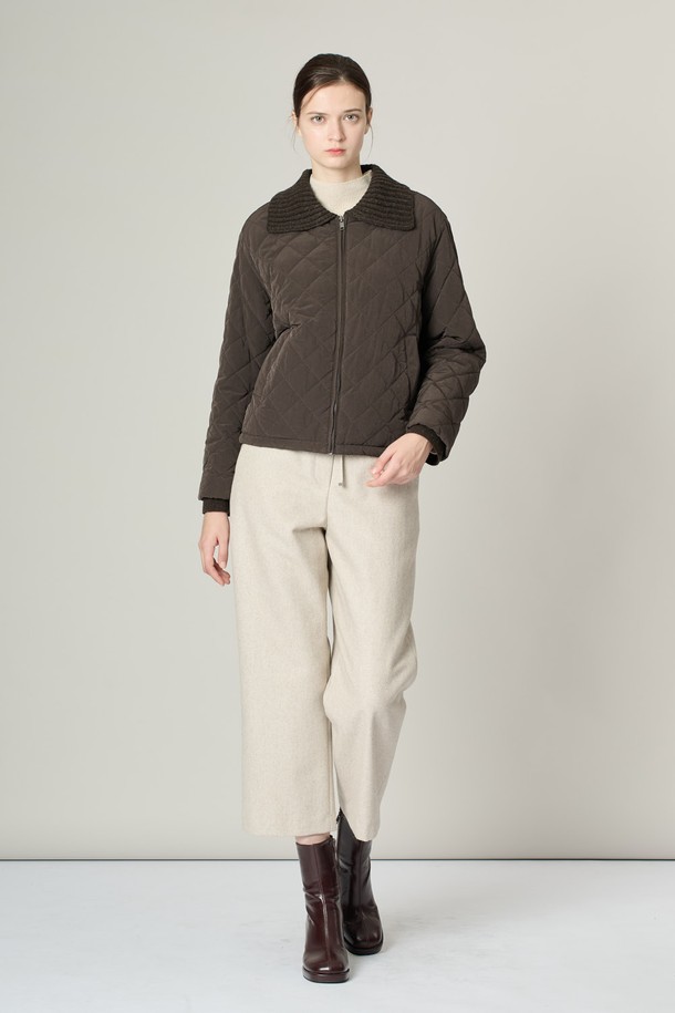 [24WT] 니트 카라 퀼팅 점퍼는 DARK BROWN과 LIGHT BEIGE 두 가지 색상으로 제공되며, 가을과 겨울에 따뜻하게 착용할 수 있는 여성용 아우터입니다. 부드러운 촉감의 폴리에스테르, 나일론, 울 혼방 소재에 퀼팅 패턴이 적용되어 캐주얼하면서도 베이직한 스타일을 연출합니다. 니트 카라 디자인, 사이드 포켓, 지퍼 클로징, 그리고 레귤러 핏으로 제작되어 편안한 착용감을 선사하며, 일상복으로 활용하기 좋습니다.
