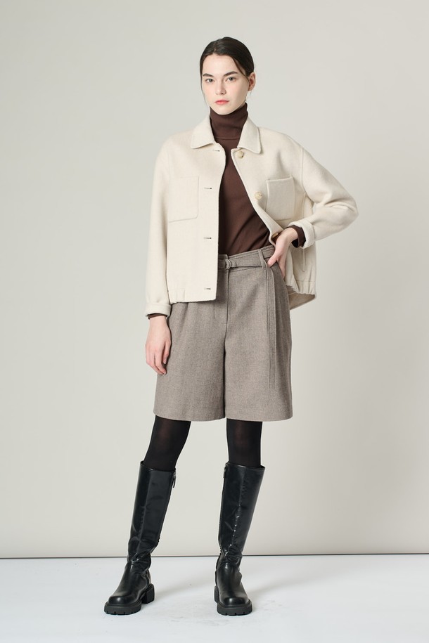 [24WT] 셔츠형 핸드메이드 재킷 - IVORY A4W9J10113는 여성용 아우터 자켓입니다. 아이보리 색상의 무지 패턴으로, 클래식하고 미니멀한 스타일을 연출합니다. 겨울철에 두꺼운 울 소재로 제작되어 부드러운 촉감을 선사하며, 크롭 기장과 셔츠 칼라, 버튼 여밈 방식, 포켓 디테일이 특징입니다. 레귤러핏으로 편안하게 착용 가능하며, 겨울 데일리룩, 오피스룩, 모임룩에 시크하게 매치할 수 있습니다.
