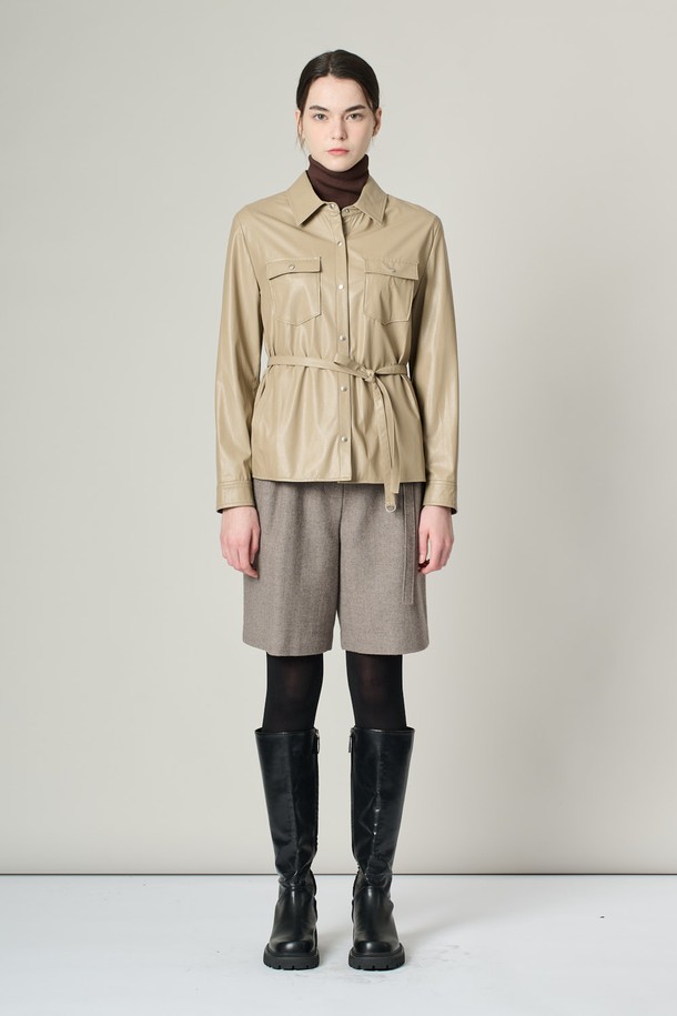 [24WT] 에코레더 벨티드 셔츠형 블라우스 - LIGHT BEIGE (라이트 베이지)는 모던하고 엘레강스한 스타일을 연출하는 여성 상의입니다. 봄, 가을에 착용하기 좋으며, 셔츠 칼라와 슬림핏 디자인이 특징입니다. 부드러운 촉감의 폴리우레탄, 폴리에스터 혼방 소재로 제작되었으며, 벨트 디테일과 투 포켓 디자인이 돋보입니다. 안감이 있어 편안하게 착용 가능하며, 스냅으로 여밈 방식을 제공합니다. 오피스룩, 출근룩, 모임룩 등 다양한 TPO에 클래식, 미니멀, 시크한 무드로 활용하기 좋습니다.
