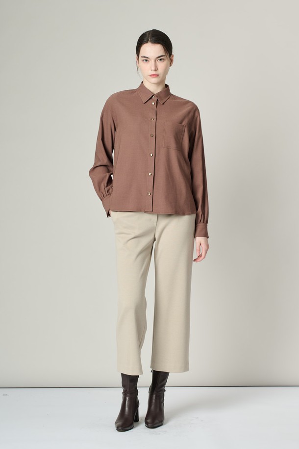 [24WT] 셔츠형 솔리드 브라우스 - 세피아 A4W9B40176는 여성용 셔츠형 솔리드 브라우스입니다. 가을, 겨울 시즌에 어울리는 미니멀하고 캐주얼한 스타일로, 차이나칼라와 긴 소매 기장이 특징입니다. 부드러운 촉감의 레이온, 폴리에스터, 울, 폴리우레탄, 면 혼방 소재로 제작되었으며, 레귤러핏으로 편안하게 착용 가능합니다. 세피아, 다크 그린 두 가지 색상으로 만나볼 수 있으며, 왼쪽 가슴 포켓과 앞면, 소매, 밑단 버튼 디테일로 포인트를 더했습니다. 출근룩, 오피스룩, 겨울 데일리룩 등 다양한 TPO에 활용할 수 있습니다.
