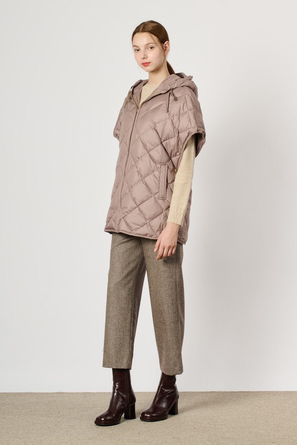 BCBG - 베스트 - [24WT] 퀼팅 케이프 구스 점퍼 - DARK BEIGE B4WAF51073