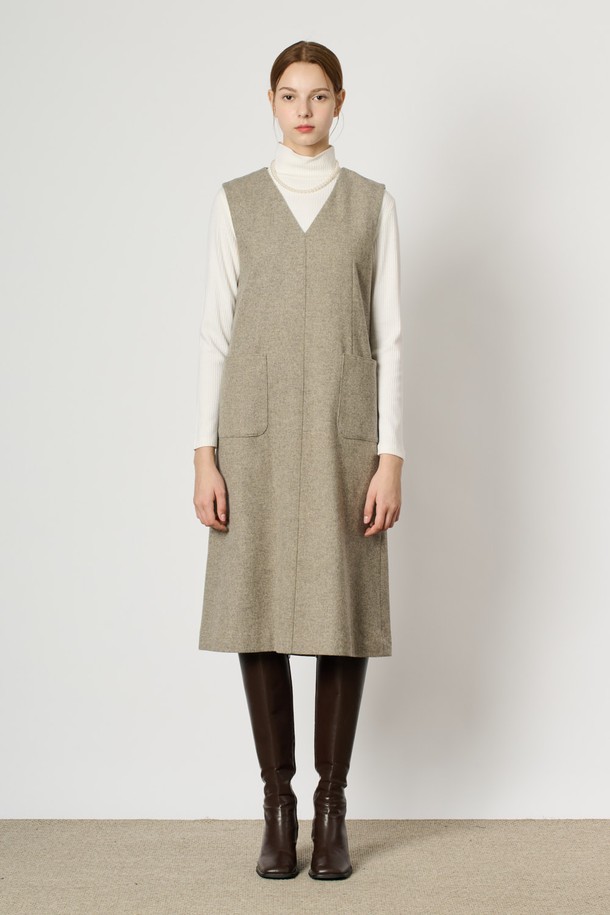 [24WT] 브이넥 점퍼형 원피스 - M GRAY B4WAO63516은 여성용으로, 겨울철 일상에서 우아하고 고급스러운 스타일을 연출할 수 있는 제품입니다. 모, 나일론, 폴리에스터, 레이온, 폴리우레탄 혼방 소재로 제작되어 두께감이 있고 부드러운 촉감을 자랑하며, 안감과 포켓 디테일이 더해져 실용성을 높였습니다. 무지 패턴의 A라인 루즈핏 점퍼형 원피스로, 브이넥 디자인과 긴소매가 특징이며 깔끔한 실루엣을 선사합니다.
