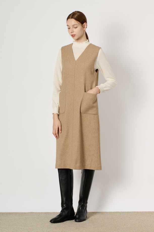 [24WT] 브이넥 점퍼형 원피스는 부드러운 촉감의 모, 나일론, 폴리우레탄, 폴리에스터, 레이온 혼방 소재로 제작되어 따뜻하고 편안한 착용감을 선사합니다. 심플하고 세련된 디자인의 H라인 핏에 무지 패턴과 긴 소매, 두꺼운 두께감으로 겨울철 격식 있는 자리와 일상에서 모두 활용 가능하며, 넉넉한 포켓 디테일로 실용성을 더했습니다. M BEIGE 및 M GRAY 두 가지 색상으로 만나볼 수 있으며, 다양한 아이템과 손쉽게 매치하여 스타일리시한 연출이 가능합니다.
