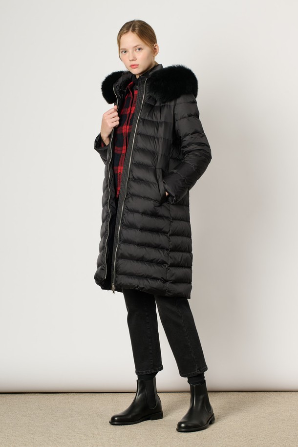 BCBG - 패딩 - [24WT] 폭스 퍼 후드 롱 다운 - BLACK B4WAF84099