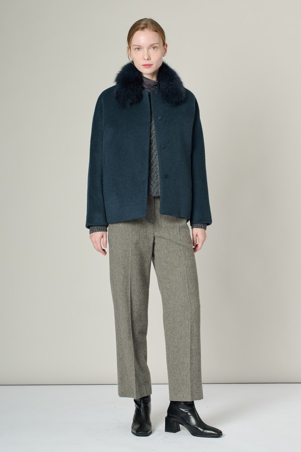 [24WT] 폭스퍼 카라 알파카 프렌드 재킷 - DARK BLUE A4WBH84154는 여성용 아우터 자켓입니다. 다크 블루 컬러의 무지 패턴으로 엘레강스하고 클래식한 스타일을 연출하며, 겨울 시즌에 적합합니다. 부드러운 촉감의 알파카 소재로 제작되었으며, 두꺼운 두께감과 긴 소매, 크롭 기장의 디자인이 특징입니다. 폭스퍼 카라 디테일이 고급스러움을 더하며, 버튼 여밈 방식으로 간편하게 착용할 수 있습니다. 데일리룩, 오피스룩, 모임룩 등 다양한 TPO에 클래식, 미니멀, 시크한 스타일을 완성해보세요.
